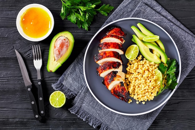 Gegrilde kipfilet met ptitim avocado limoen