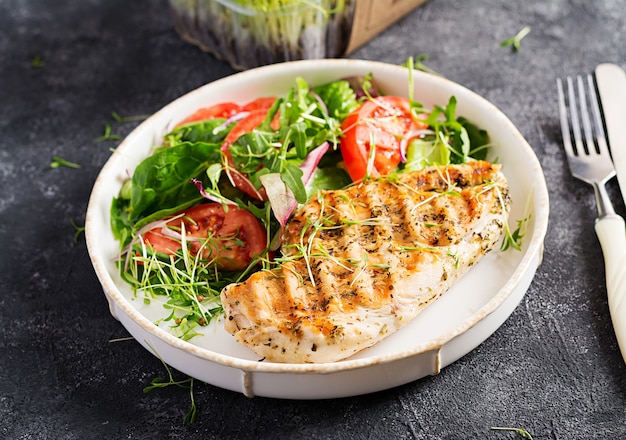 Gegrilde kipfilet met salade. Keto, ketogeen, paleodieet. Gezond eten. Dieet lunch concept.