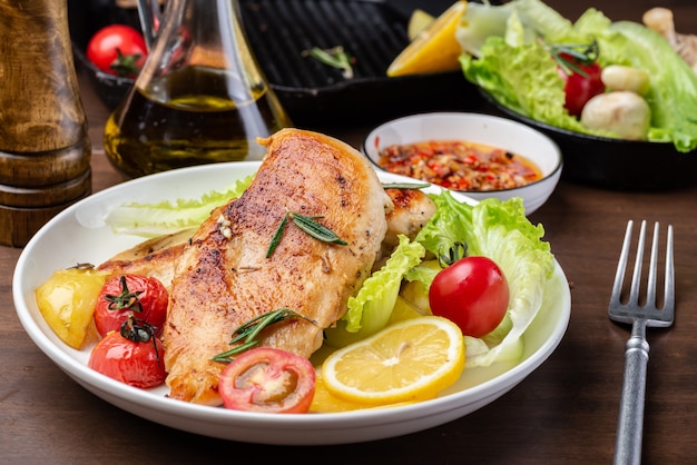 Gegrilde kippenborst en groentesalade op de plaat