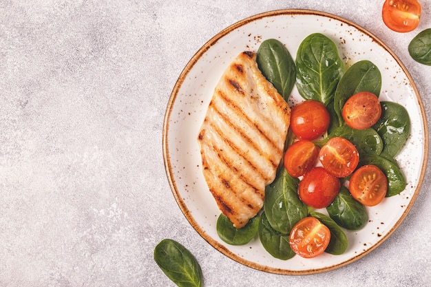 Gegrilde kippenborst geserveerd met groentesalade