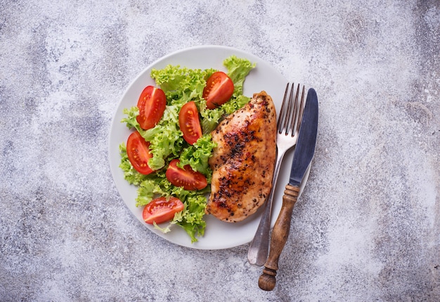 Gegrilde kippenborst met plantaardige salade