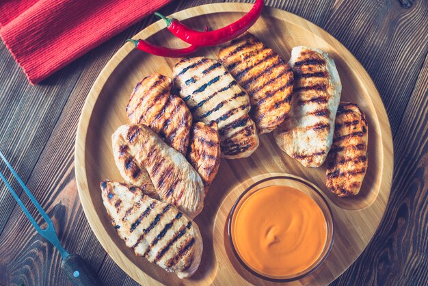 Gegrilde kippenborst op het houten dienblad