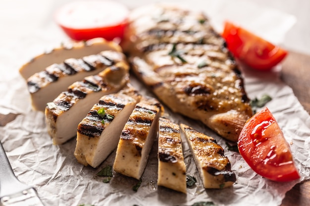 Gegrilde kippenborst op slager bord close-up.