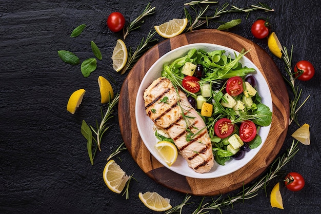 Gegrilde kippenfilet met salade Keto ketogeen paleo dieet Gezond eten Diet lunch concept