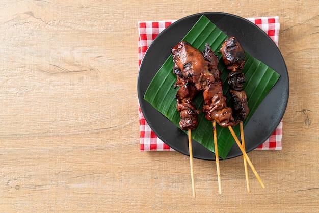 Foto gegrilde kippenleverspies op aziatische wijze