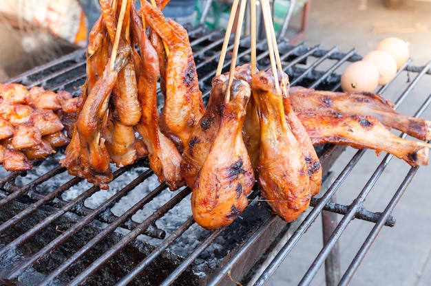 Gegrilde kippenpoot en vleugels op de grill, in Thailand