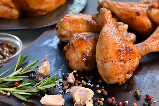 Gegrilde kippenpoten met ingrediënt op houten snijplank in de keuken