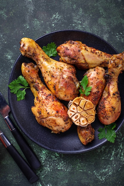 Foto gegrilde kippenpoten met kruiden en knoflook.