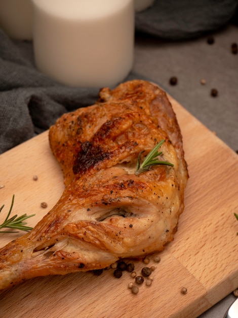 Gegrilde kippenpoten met specerijen eten