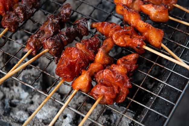 Gegrilde kippensaus op de Thaise straatvoedselmarkt