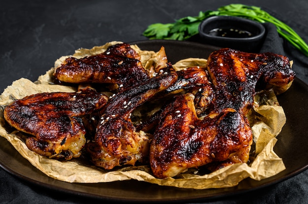 Gegrilde kippenvleugels in honingsaus, boerderij biologisch vlees, bovenaanzicht.