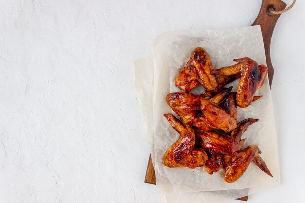 Gegrilde kippenvleugels op een witte achtergrond. Snack tot bier. Barbecue. Recepten.