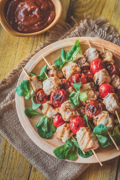 Gegrilde kipspiesjes op de plaat