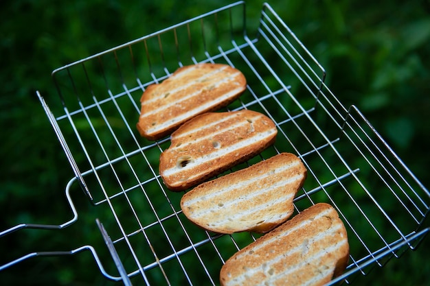 Foto gegrilde krokante toastjes op het rooster