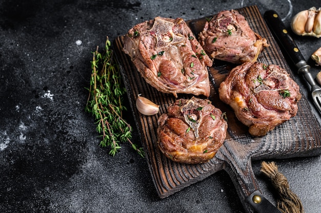 Gegrilde lamsvlees neklapjes vlees op een houten bord met kruiden