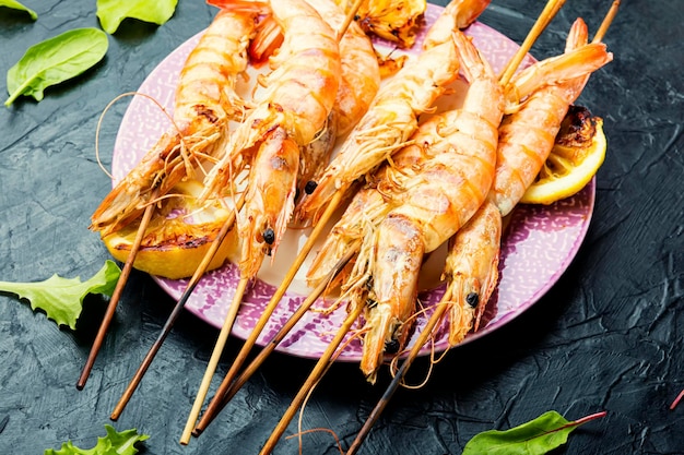 Gegrilde langoustines, garnalen geroosterd aan een spies