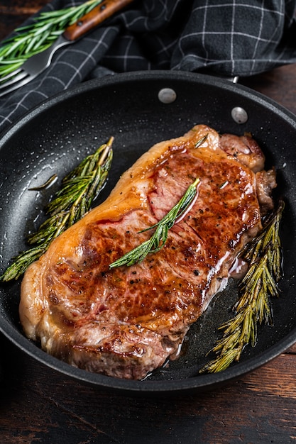 Gegrilde lendenbiefstuk in een pan met kruiden