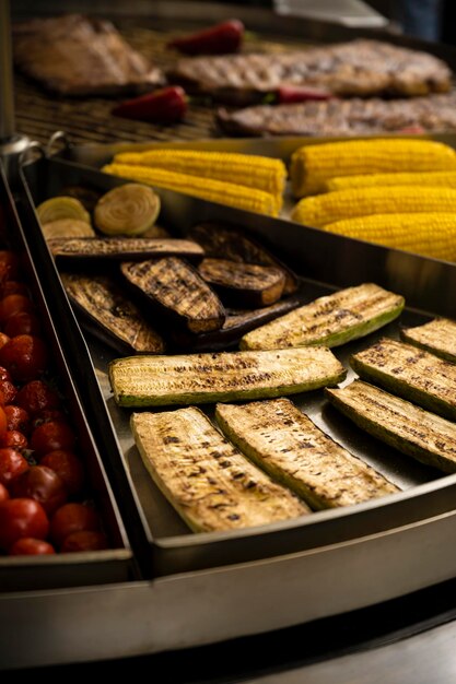 Gegrilde maïs met groenten. Buffet