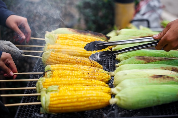 Gegrilde mais op de grill, Koken van verschillende verse geel bruin gouden maïs