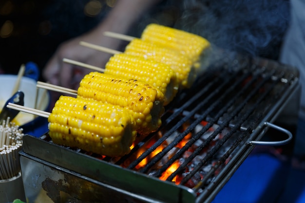 Gegrilde maïs op de hete kachel.