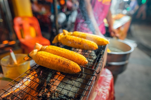 Gegrilde maïs op de straatmarkt op het eiland