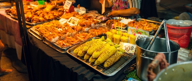 Foto gegrilde maïs op de straatmarkt op het eiland