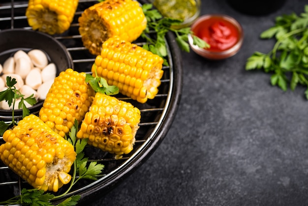 Gegrilde mais. Zomer veganistisch eten