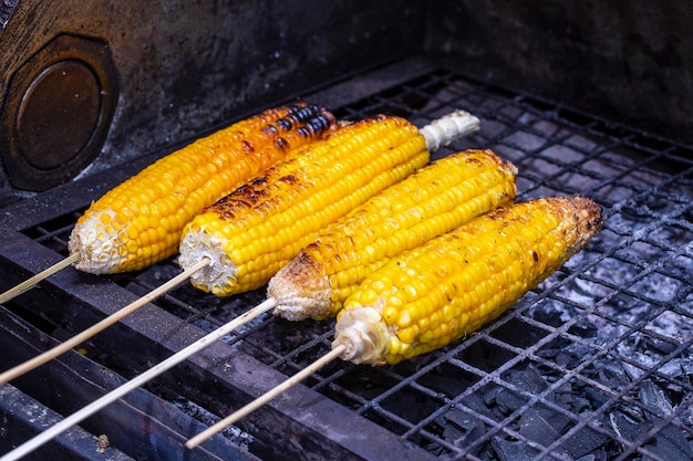 Gegrilde maïskolf in marktstraatvoedsel in Bali, Indonesië