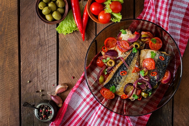 Gegrilde makreel met groenten in mediterrane stijl. Bovenaanzicht