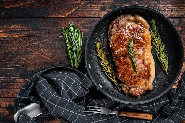 Gegrilde new york strip beef steak in een pan met kruiden