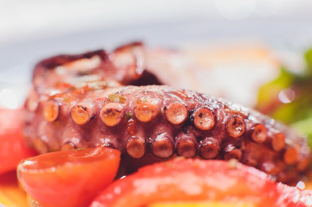 Gegrilde octopus met groenten en inktvissaus. Restaurant, lifestyle, reisvoedsel - gegrilde octopus met groenten Restaurantmenu. Italiaanse verse zeevruchten.