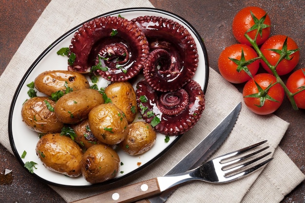 Gegrilde octopus met kleine aardappelen met kruiden en specerijen Top uitzicht