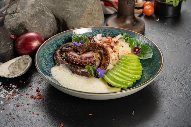 Gegrilde octopus met udon noedels en verse avocado