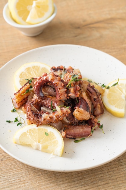 Gegrilde octopus of inktvis met boter-citroensaus