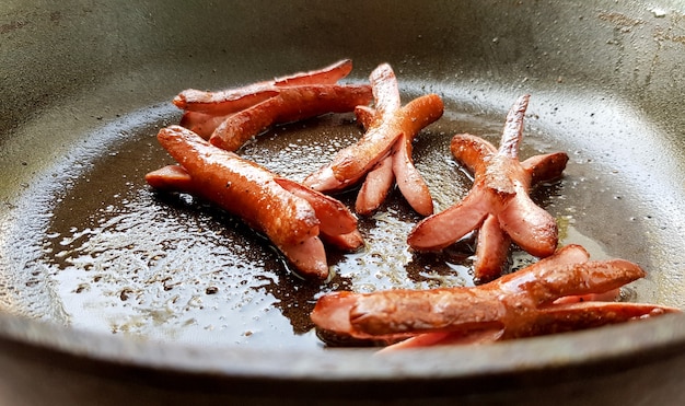 Gegrilde octopusworstjes voor kinderen in een hete pan.