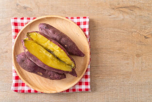 Gegrilde of gebakken Japanse zoete aardappelen op houten plaat