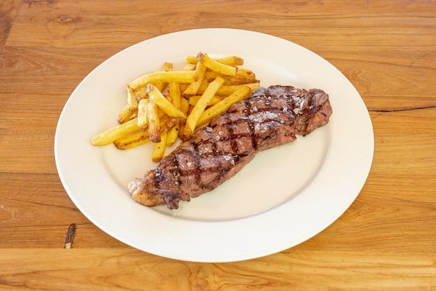 Gegrilde ossenhaas gegarneerd met grof zout en een portie frites