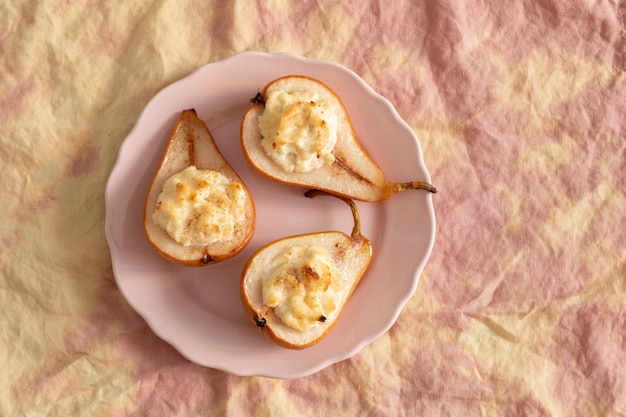 Gegrilde peertjes gebakken met ricotta kaas en walnoten honing topping