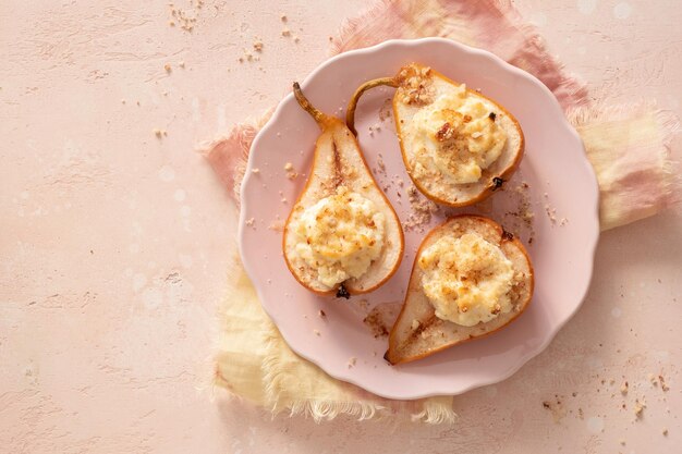 Gegrilde peren gebakken met ricotta kaas en walnoten honing topping