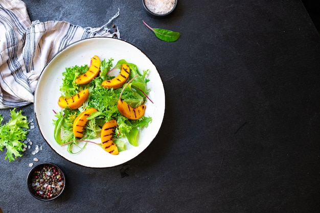 gegrilde perziksalade sla bladeren mix ingrediënt biologisch eten