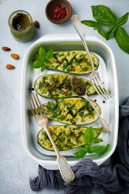 Foto gegrilde pikante courgette met peper en pestosaus