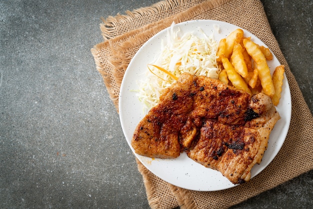 gegrilde pittige barbecue kurobuta varkenssteak met frietjes