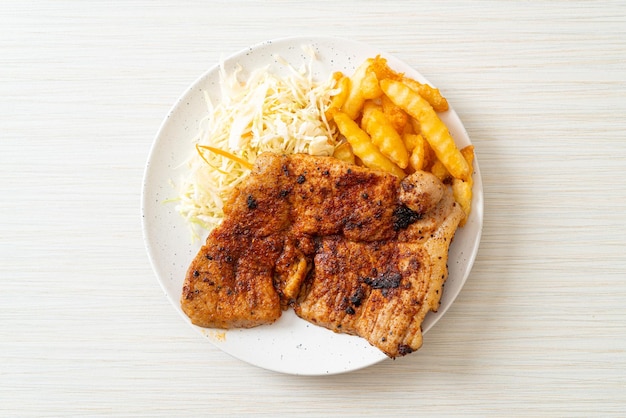 gegrilde pittige barbecue kurobuta varkenssteak met frietjes