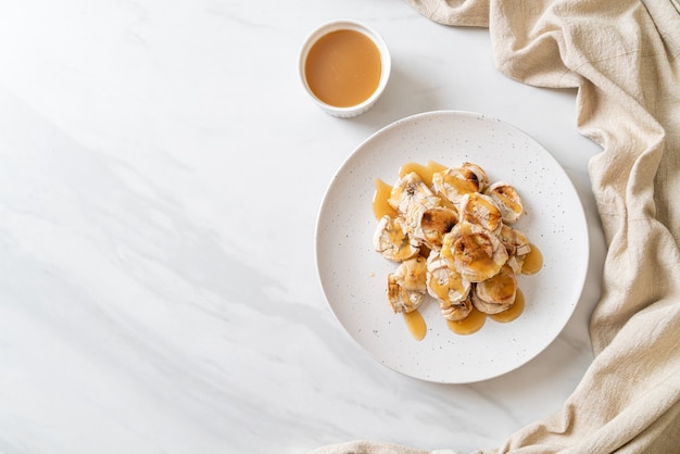 Gegrilde plakjes banaan met karamelsaus