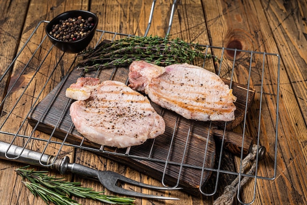 Gegrilde pork chop steaks op de grill zomer vlees bbq houten achtergrond bovenaanzicht