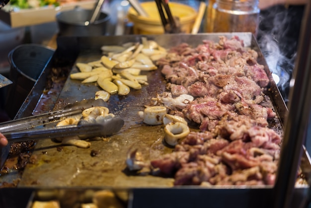 Gegrilde rauw vlees, rund- en varkensvlees (barbeque, bbq) een eten koken op wagyu grill in BBQ. yakiniku grill