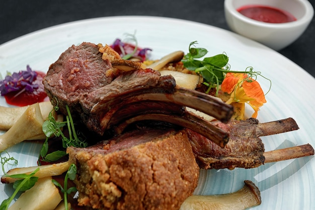 Gegrilde reeën met bosbessensaus en paddenstoelen met hazelnootparlin en Parmezaanse kaas