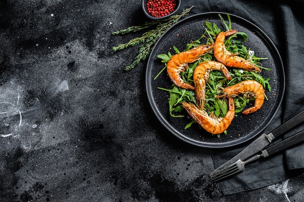 Gegrilde reuzengarnalen, garnalen, rucola en kruiden