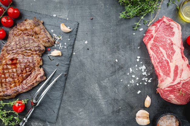 Gegrilde rib eye beef steak op stenen tafel