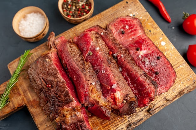 Gegrilde rib eye biefstuk met kruiden en specerijen op een stenen achtergrond